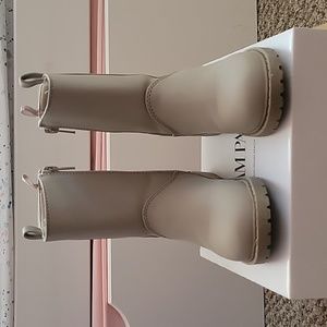 Old Navy boots size 9 Grey